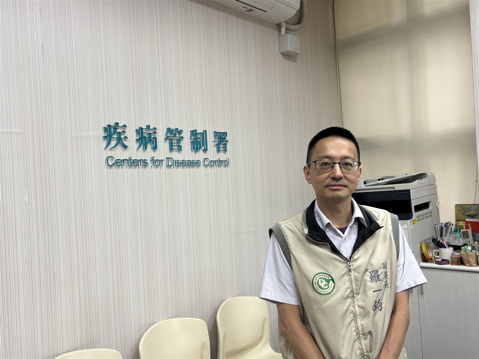 疾管署發言人羅一鈞說明,下周三起接種新冠疫苗第二劑接種間隔縮短至2個月。記者李青縈/攝影