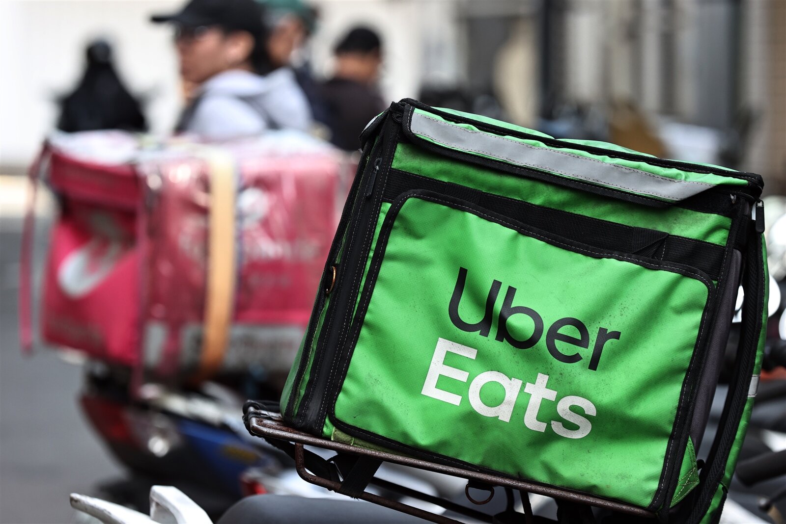 食藥署公布餐飲食安新規,兩大外送平台foodpanda與Uber Eats皆表示多項食安措施早已在平台上實施。記者杜建重/攝影