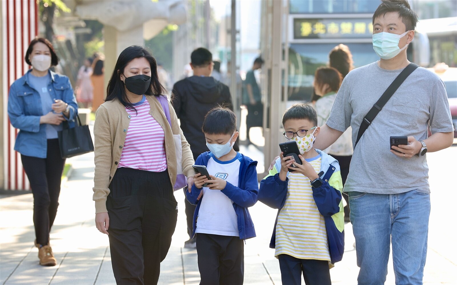 新冠疫情預計在6月底、7月初達到高峰,並且預計這一波疫情恐釀171萬人染疫。國家衛生研究院群體健康科學研究所所長邱弘毅示警,國人防疫心態已經鬆懈,不只是快篩檢驗執行不再嚴謹,疫苗接種也不積極,政府應該再加強宣導防疫,同時提醒民眾出入醫院、大眾運輸、開會等場所應戴口罩。本報資料照片