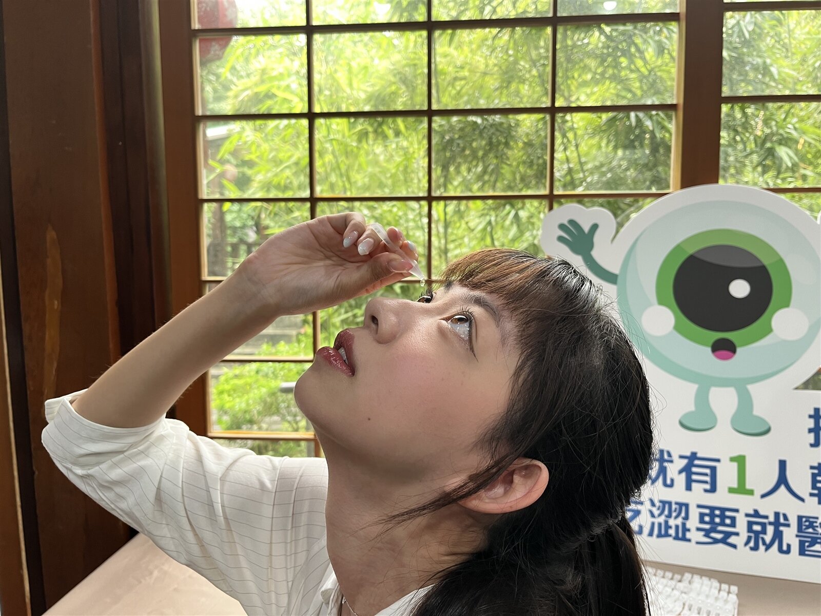 眼藥水不要亂點,眼睛不舒服應選擇無防腐劑的人工淚液。記者廖靜清/攝影