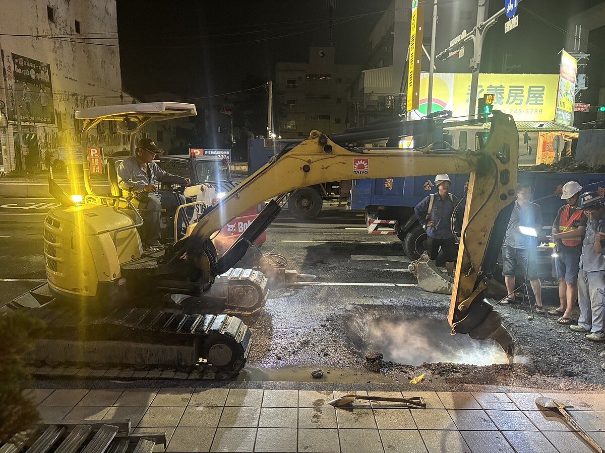 台南永康中正北路鬧區5日晚間7點多疑發生瓦斯外洩事件,經瓦斯公司人員到場評估,晚間約10點先關閉兩側閥門後,將漏夜開挖尋找洩漏源搶修復原。圖/民眾提供