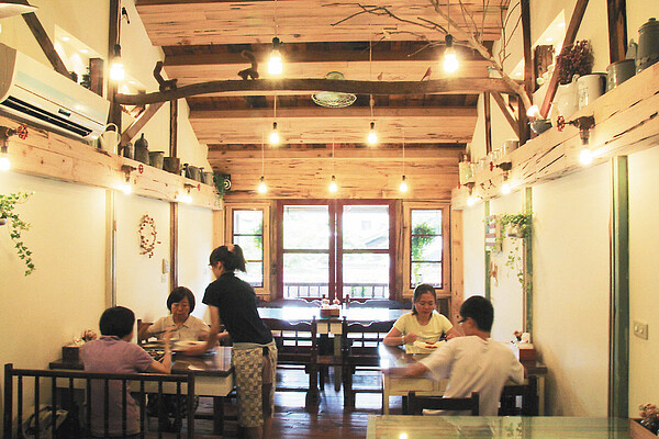 老房子餐廳的2樓原先樓板腐朽,沒人敢踩上來,經鋼架支撐,再放置用淘汰梁柱刨平製作的地板鋪面,就是溫暖舒適的用餐空間。 記者曹馥年/攝影