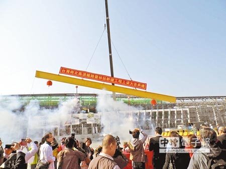 雲林人的夢想高鐵雲林站23日上梁,各界鳴炮慶祝。(許素惠攝)