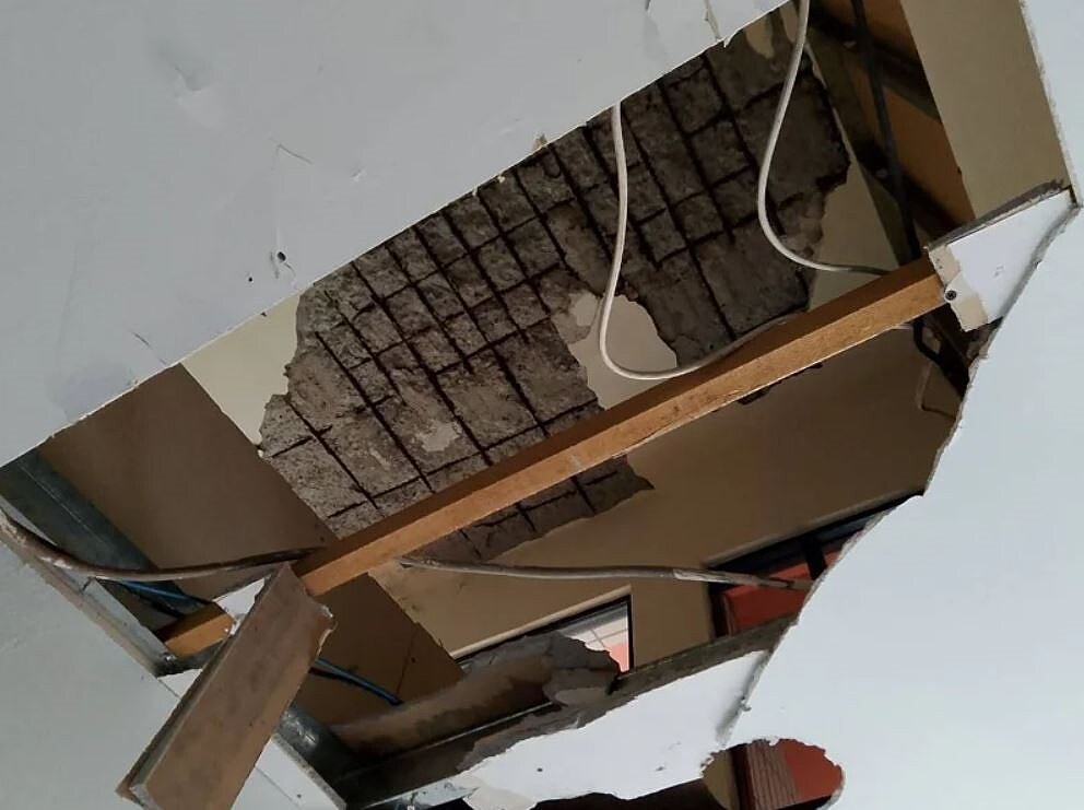 新北市新莊區中港里發生一起危樓砸傷學童事件，一戶民宅天花板無預警崩塌，砸傷家中13歲男童與11歲女童。圖／新北市都更處提供
