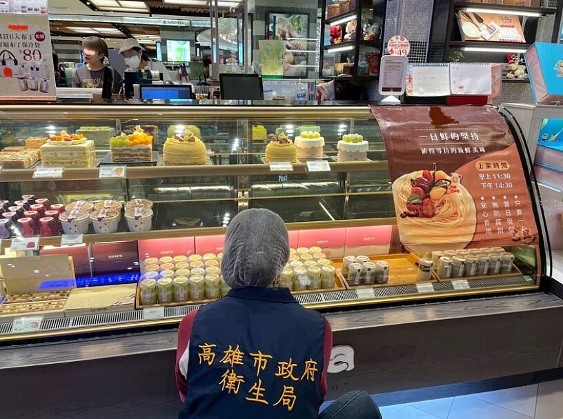 高市衛生局派員稽查百貨門市，發現業者未建立溫度紀錄表及冷藏設備未保持清潔等項缺失，要求限期改善。圖／高市衛生局提供
