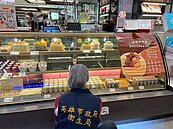 漢神巨蛋1老字號名店蛋糕下出現蟑螂　高雄衛生局發現多項缺失