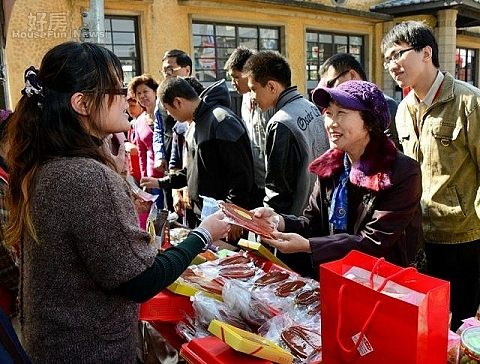 新化年貨大街,民眾採買應景年貨商品好去處。