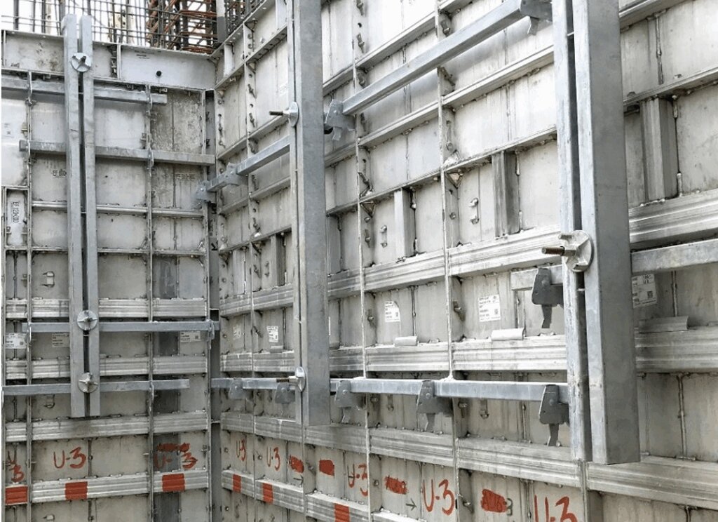 鋁系統模板工法雖營建成本較高,但不僅可重複使用達100至200次,且可回收。圖/漢宇建設