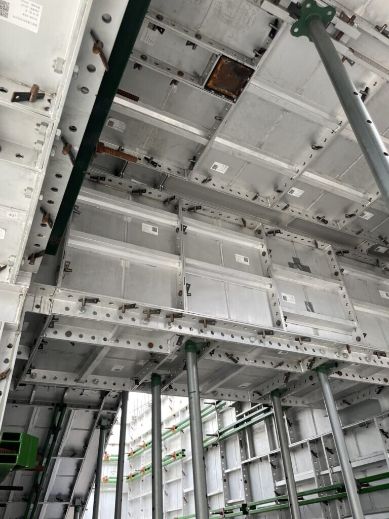 鋁系統模板工法能夠顯著降低營建廢棄物與碳排放,更確保施工精準度及提高品質。圖/漢宇建設