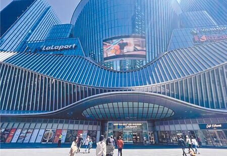 台北市議員游淑慧與北市建管處蒐集南港新建和即將開發案件,未來新開發案粗估樓地板面積將有超過20個南港LaLaport商場大小,她憂心南港交通將上演內湖科技園區塞車夢惡夢。(本報資料照片)