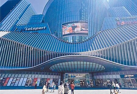 台北市議員游淑慧與北市建管處蒐集南港新建和即將開發案件,未來新開發案粗估樓地板面積將有超過20個南港LaLaport商場大小,她憂心南港交通將上演內湖科技園區塞車夢惡夢。(本報資料照片)