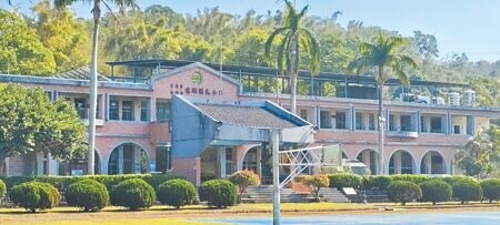
瑞湖國小位在西湖鄉四湖村，因環境優美，校地廣闊，曾被苗栗縣政府選為災防教育基地，2024年因學生只剩29人，縣府因而決定從113學年度開始停辦，現決定標租校舍以活化利用。（謝明俊攝）
