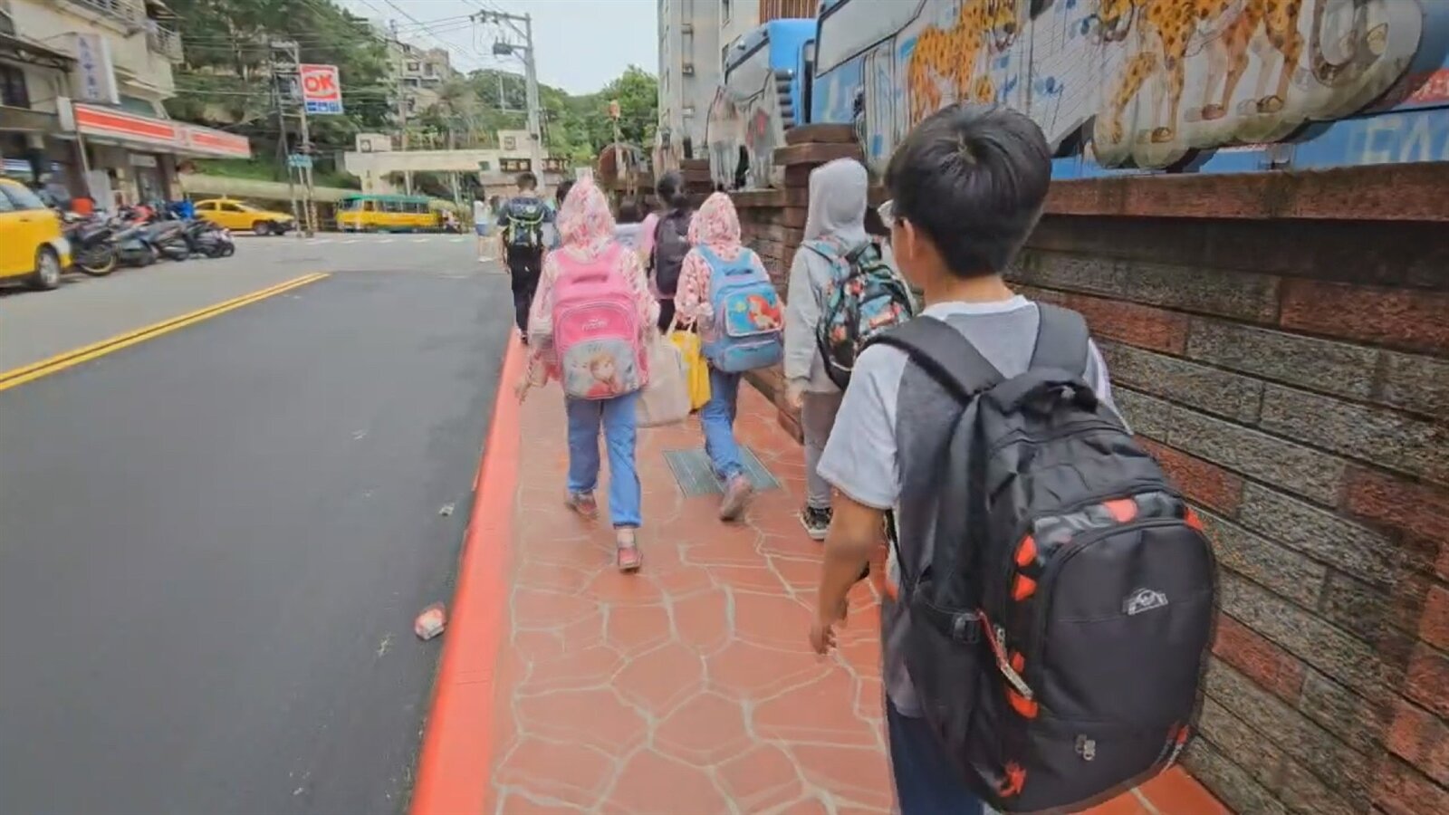 基市府推動國家新城人行環境改善工程,讓長樂國小的學童行走更安全。記者邱瑞杰/攝影