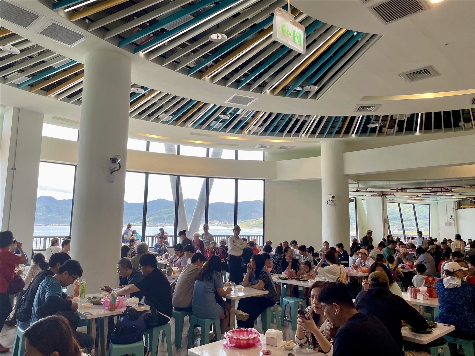 新北市政府改建萬里區龜吼漁夫市集,用餐區挑高面海,並設戶外觀海平台,讓遊客在購物與用餐之餘,也能欣賞海景。聯合報資料照