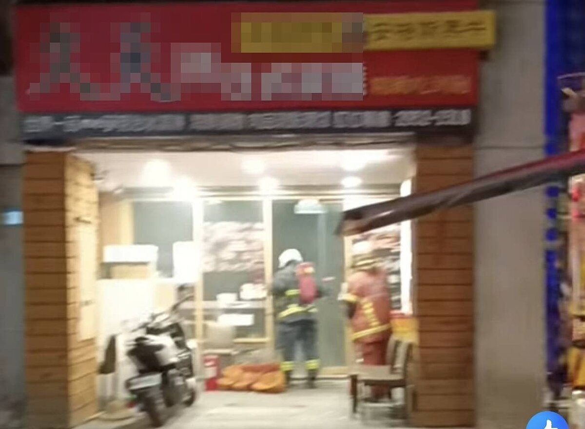 新北市板橋一間燒烤店1日晚間突發火警，消防局獲報派遣大批人車前往灌救。圖／聯合報記者黃子騰翻攝