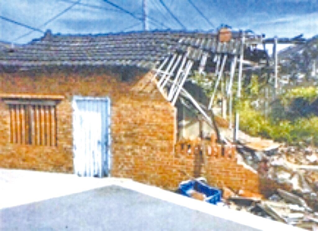 台南七股區某宮廟總幹事因廟慶活動公共安全考量，雇工拆除廟前坍塌的老舊平房。圖／台南地方法院提供