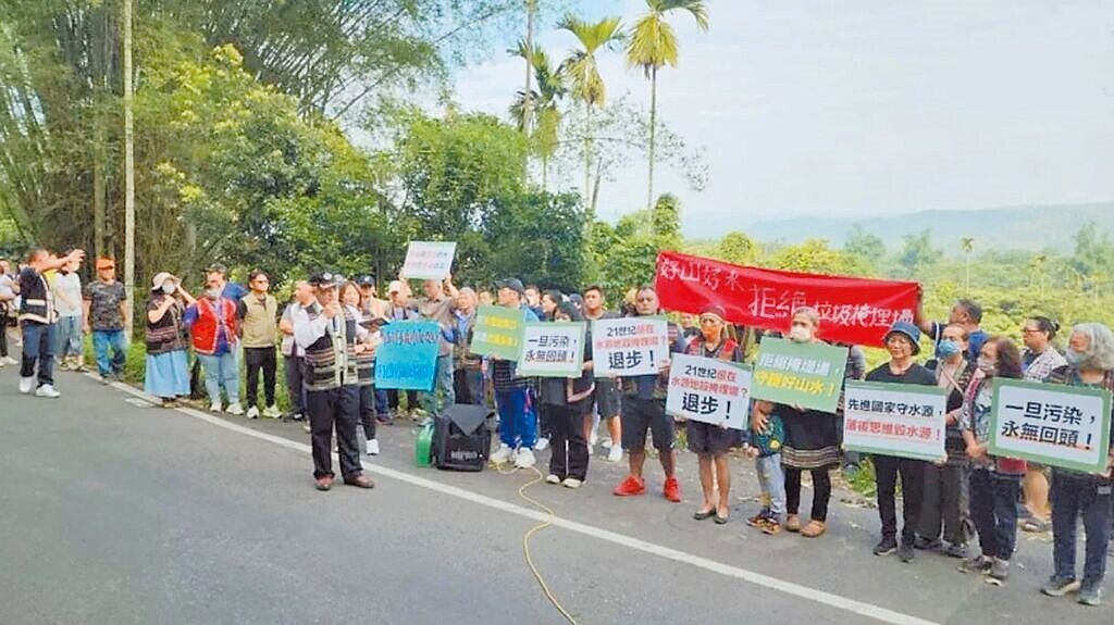 環保業者規畫在南投埔里鎮麒麟里與魚池鄉交界處的水源涵養區,設置事業廢棄物掩埋場,鄰近的仁愛鄉中正村民1日赴該掩埋場預定地旁舉牌抗議。圖/埔里反對興建廢棄物掩埋場自救會提供