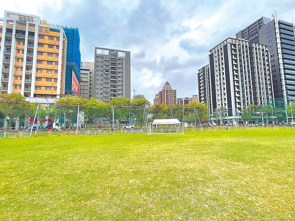 桃園青埔足球場預計使用至2027年中,未來將因青埔國中設校而消失,議員呼籲正視桃園足球場地量能問題。圖/教育局提供