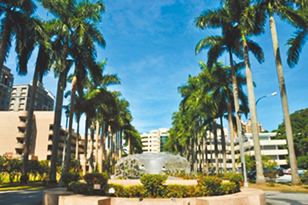 台北市私立再興中學5月28日有學生操作酒精燈失誤引發火勢,1名學生頭部約有20%燒燙傷。圖/摘自再興中學網站