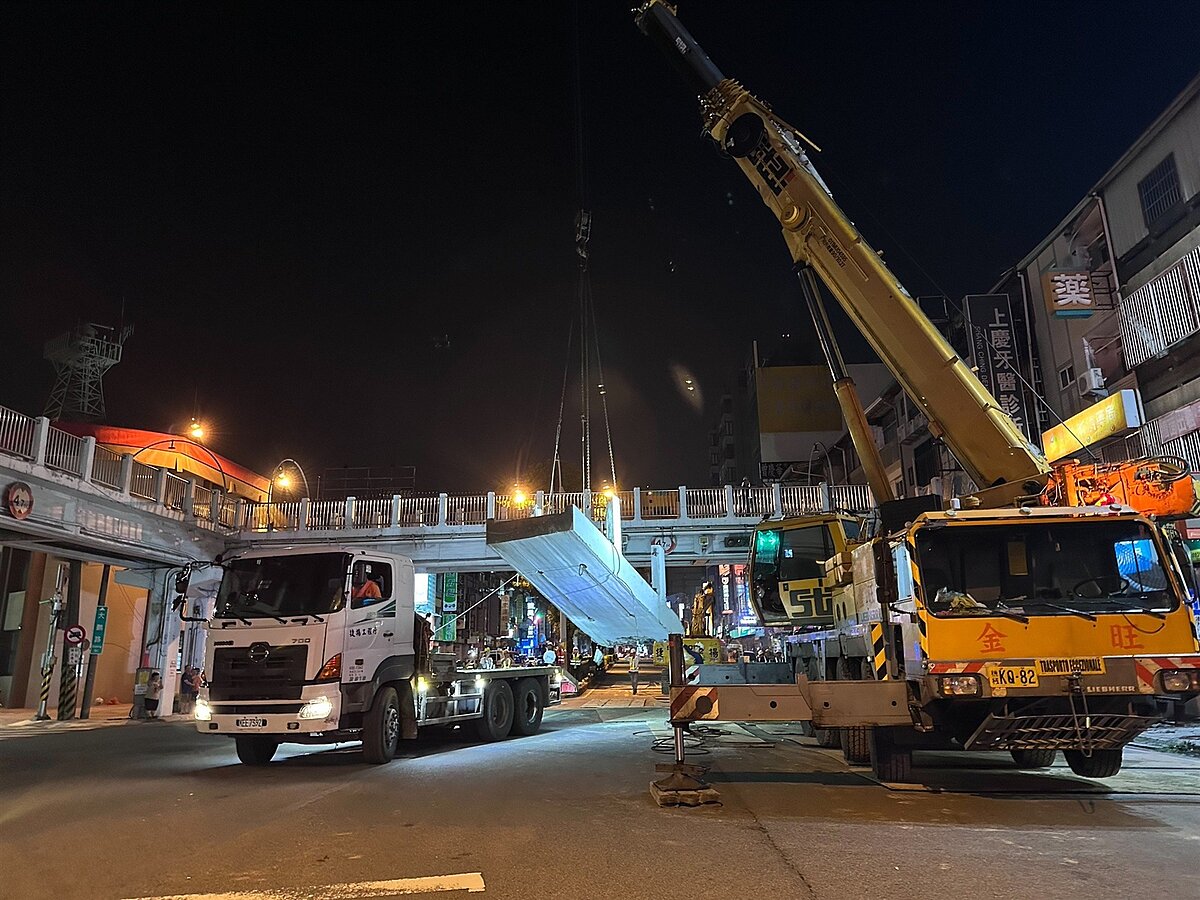 吊車拆卸作業。圖/台中市建設局提供