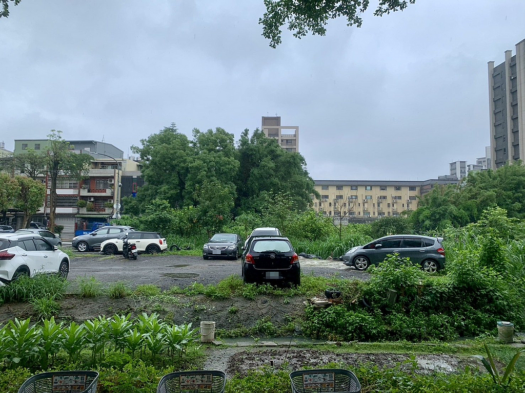 平鎮區義興國小對面市場用地,因地主無法協調整合荒廢近40年,民眾當做菜園和停車使用,引起民怨。圖/聯合報記者曾增勳攝影