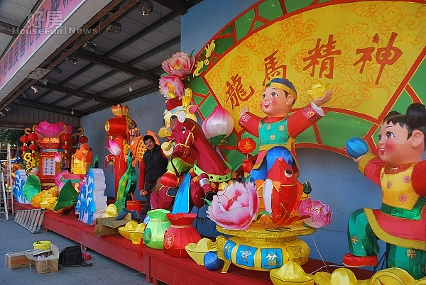 大甲鎮瀾宮耗資鉅額,從大陸訂購傳統式手製元宵花燈,二十三日開始在廟埕安裝,顯示濃厚春的氣息到來,吸引不少民眾圍觀拍攝。(記者陳榮昌攝)