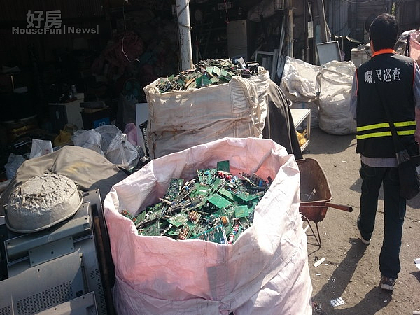 南市環檢警聯合掃蕩廢棄物處理業,2家違法業者送辦。