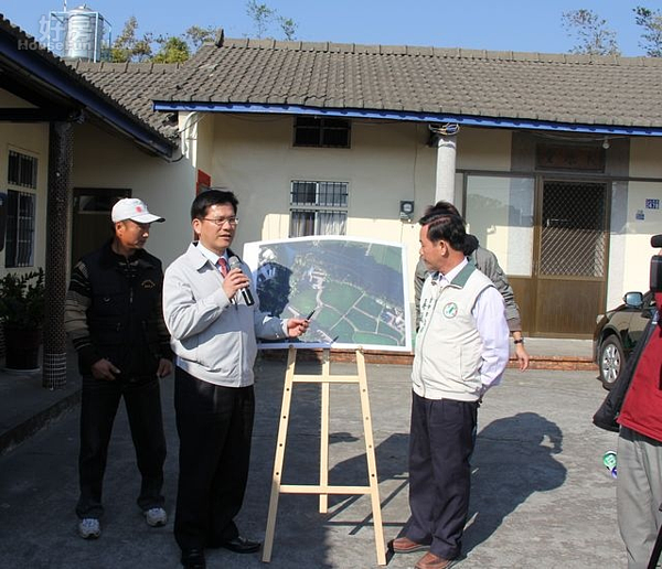 立委林佳龍勘查外埔崩塌現場，要求相關單位半年內處理完畢。