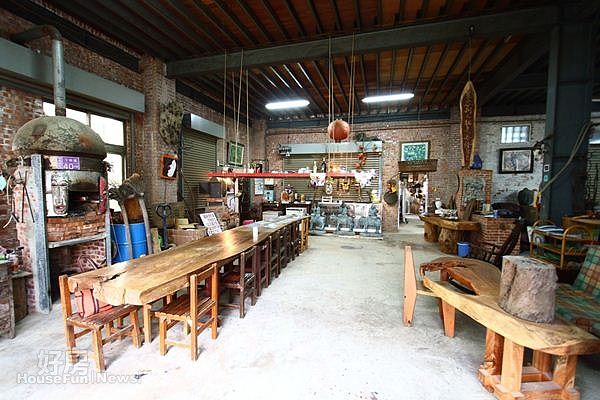 4.主屋當中懸掛著一段木版,不擔心茶杯、酒瓶…隨時會被撞落,這就是主人的自在、寫意的風格。