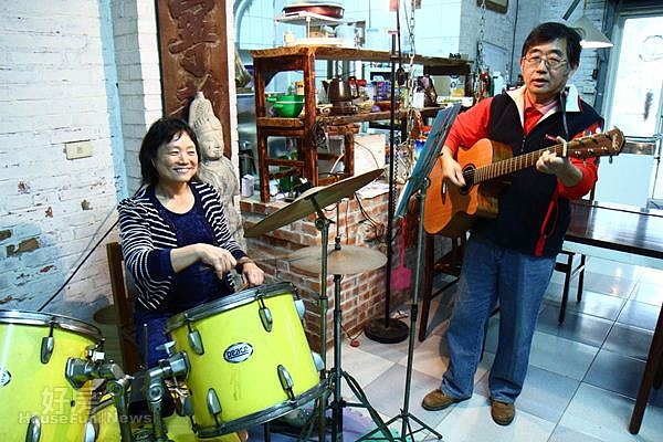 7.愛藝術、愛音樂的李榮峰、林姿媚,自彈自唱琴瑟和鳴。