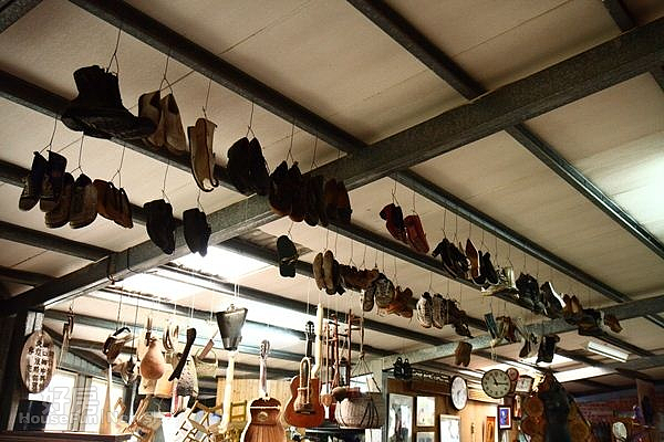 8.抬頭望見這些高掛的鞋子,也是「三木」的生活藝術。