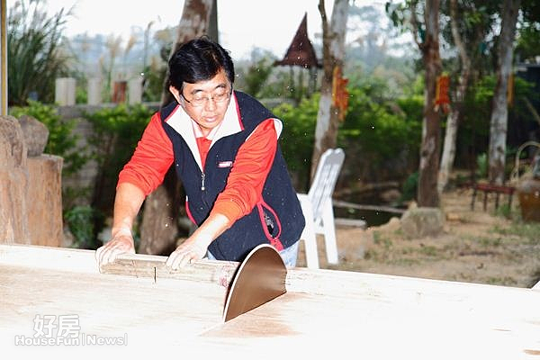 9、10:李榮峰利用鋸床,創作一系列現代木雕「心的探索」,其中,寫實和意念相呼應,表達內心世界。