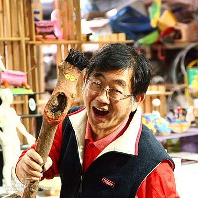 14.李榮峰用撿來的樹枝,做出趣味創作。