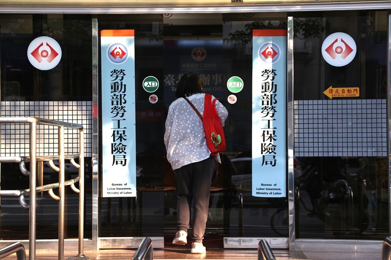 基本工資預估調漲至29,450元、時薪196元，但物價也可能同步上漲，網友戲稱「薪水3%、物價30%、房價300%」，掀起對生活成本的集體焦慮。圖／聯合報系資料照片 