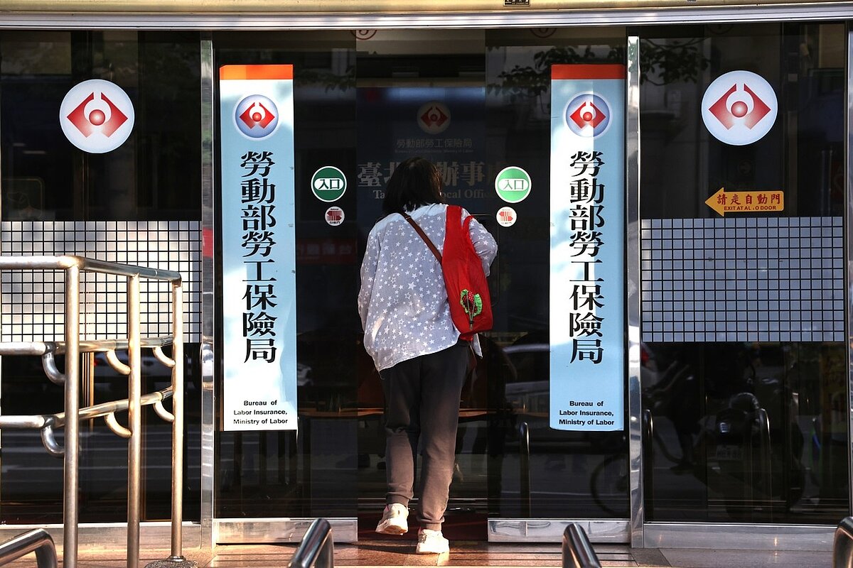 基本工資預估調漲至29,450元、時薪196元,但物價也可能同步上漲,網友戲稱「薪水3%、物價30%、房價300%」,掀起對生活成本的集體焦慮。圖/聯合報系資料照片