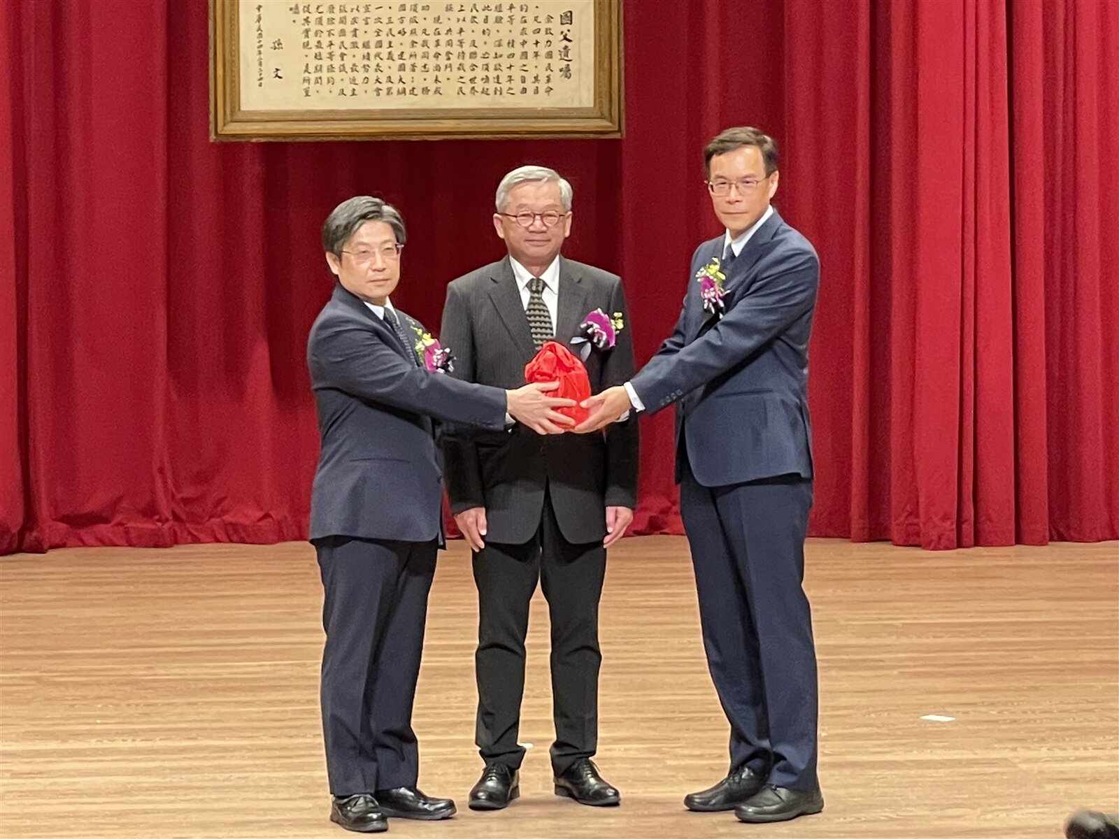 新竹科學園區管理局今日舉行新舊局長交接典禮。左起為自請退休的前局長陳宗權、國科會主委吳誠文及新任局長胡世民。記者簡永祥/攝影