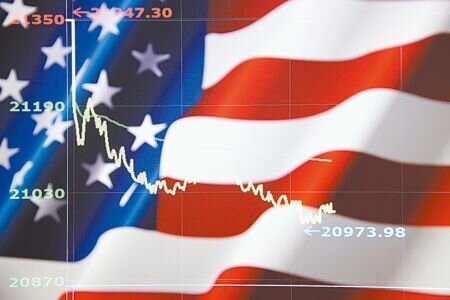 
受美國關稅政策影響，金融市場今年震盪劇烈，截至今年4月底止，勞動基金大虧1990億元。圖為台北股市2日開盤開低走低，終場下跌344.59點，收在21002.71點。（黃世麒攝）
