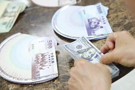 2日新台幣早盤雖一度升破29.9元,但隨即止穩並回貶,盤中更直接貶到3字頭,終場跌幅收斂至5.9分,收在29.988元。圖∕本報資料照片