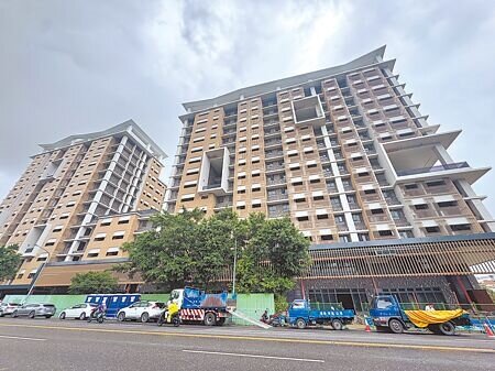 台南北區「宜居小東」社宅本月底竣工,379戶預計年底前招租,都發局現正修訂社宅出租辦法,研議納入青年、婚育族群也可優先入住。(曹婷婷攝)