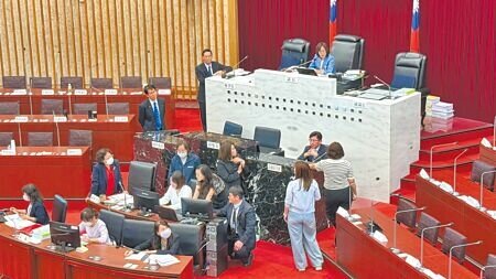 高雄市議會2日審「碳預算案」,最終在爭議聲中通過,但藍營則提出5項附帶決議。(柯宗緯攝)