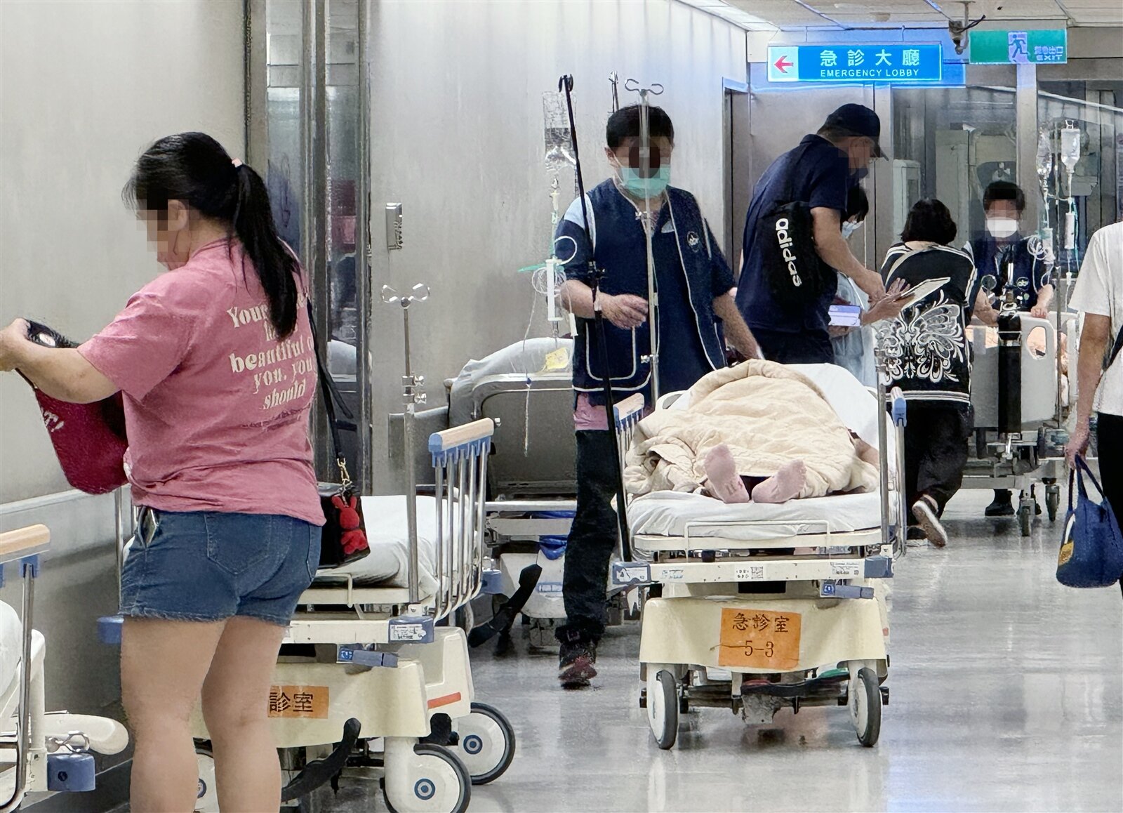 北市醫師職業工會示警,近期新冠疫情嚴峻,加護病房嚴重缺床,各家急診醫師互通有無,仍常找不到願意接手的醫院。圖/聯合報系資料照片