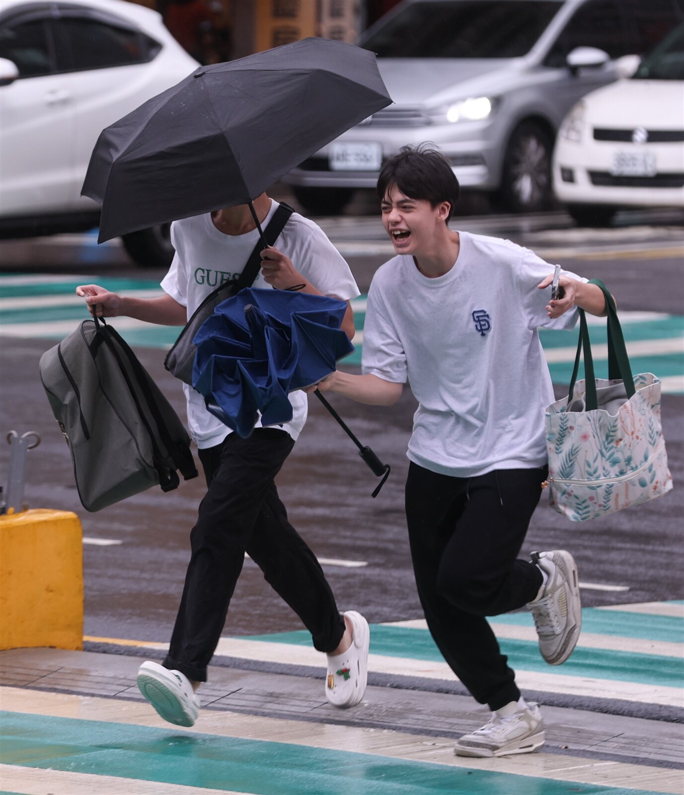 今明兩天受鋒面影響，西半部有局部陣雨或雷雨，宜花東亦有局部短暫雨。本報資料照片 