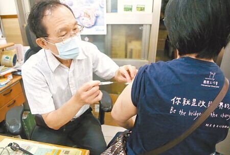 新冠肺炎疫情急速升溫,疾管署預估6月底、7月初達疫情高峰,單周將破20萬人就診,且可能超越去年夏季疫情高點。圖為民眾5月30日到診所注射疫苗。(趙雙傑攝)