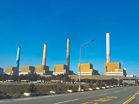 環保團體2日指台中火力發電廠10部燃煤機組有5部無操作許可證仍持續燒煤,台電發言人蔡志孟表示,台電皆依法依規行事。(本報資料照片)