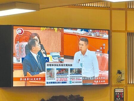 新北市議員陳世軒(右)指出,老舊公寓樓梯間變微電車「充電站」是現行法制漏洞,因為樓梯間屬於私人空間、無法管理,呼籲新北市應該率全國之先制定「火災預防自治條例」;新北市消防局長陳崇岳(左)承諾將研議討論。(柯毓庭攝)