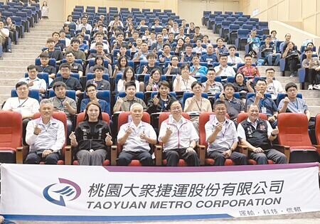 桃園捷運公司於青埔機廠舉辦2025年新進人員勉勵活動,市長張善政(前排右三)親自出席勉勵,期許3年內員工薪資水準追上雙北捷運,展現市府對人才培育與留任的重視。(姜霏攝)