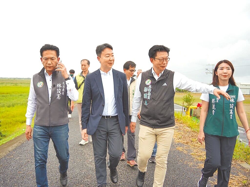 台南市府規畫拓寬佳里南41道路往南延伸,舒緩南科周邊交通問題。民進黨立委郭國文(右二)、林俊憲(左一)2日率立法院交通委員會南下考察相關建設,呼籲工程加速。(郭國文辦公室提供/李奇叡台南傳真)