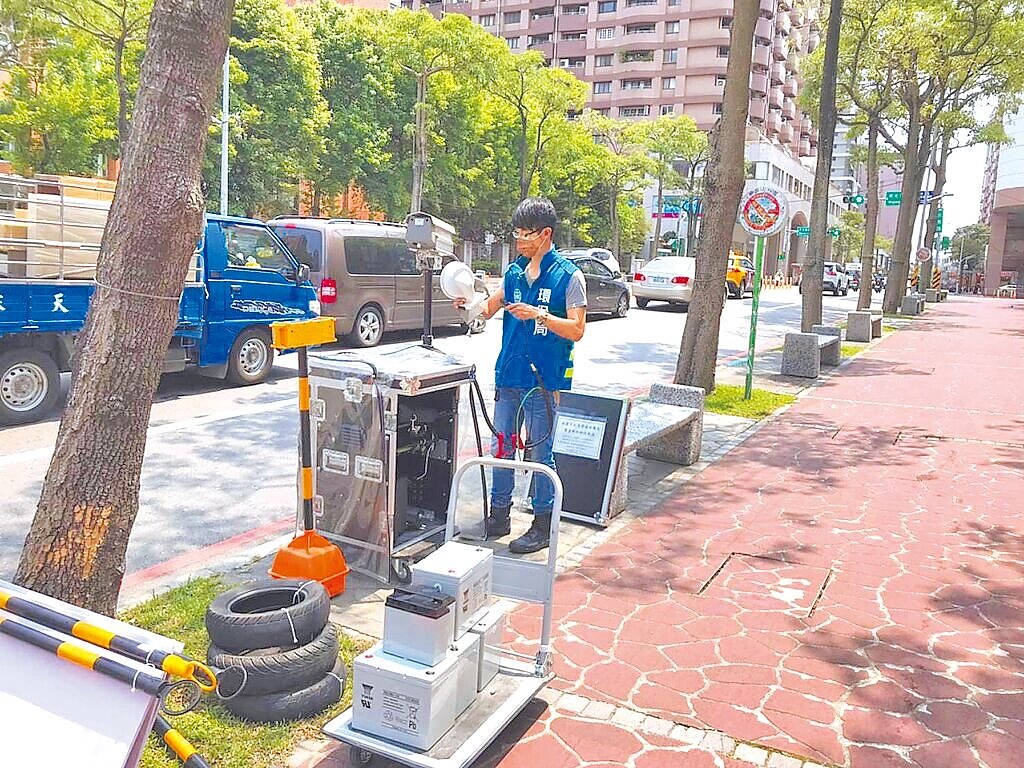 桃園市平鎮區南勢、北勢深夜噪音擾民頻傳,市議員舒翠玲促增設固定設備並提出相關措施,環保局已將全市聲音照相設備擴增至50組,截至2025年5月底,噪音陳情案下降35%,平鎮列為重點稽查區域。(桃園市環保局提供/姜霏桃園傳真)