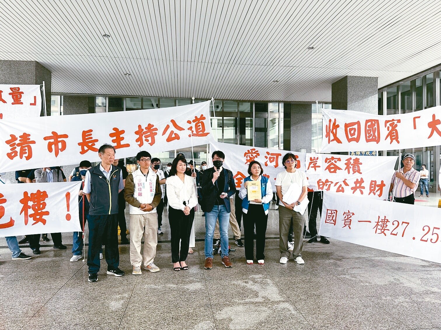 高雄市國賓飯店重建案被鑑定危老而獲容積獎勵，遭居民質疑評估明顯有瑕疵。記者郭韋綺／攝影 