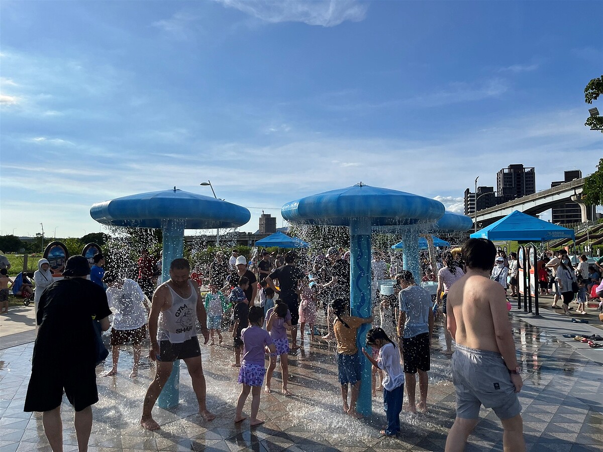 海世界水樂園玩水民眾絡繹不絕。圖/新北市政府提供